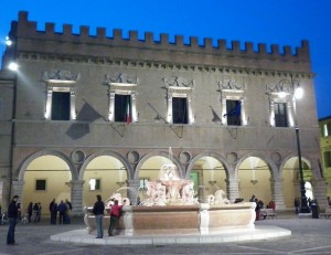 Palazzo Ducale di sera con la fontana in primo piano.