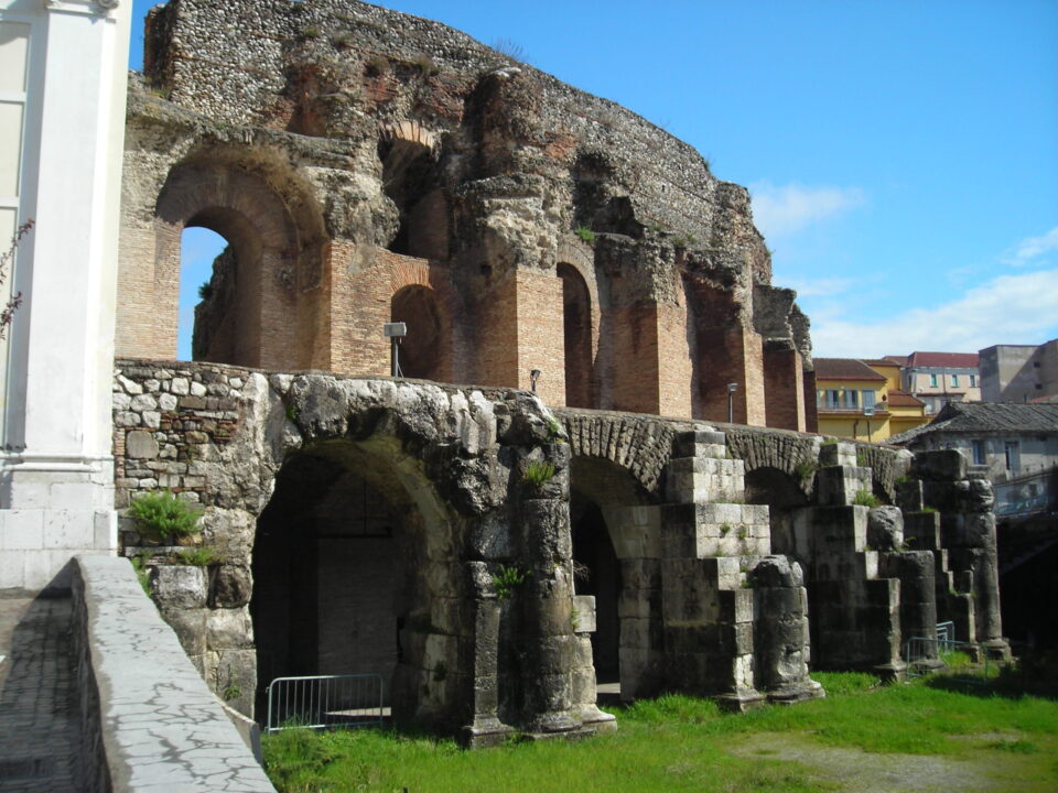 Benevento Teatro Romano esterno scaled