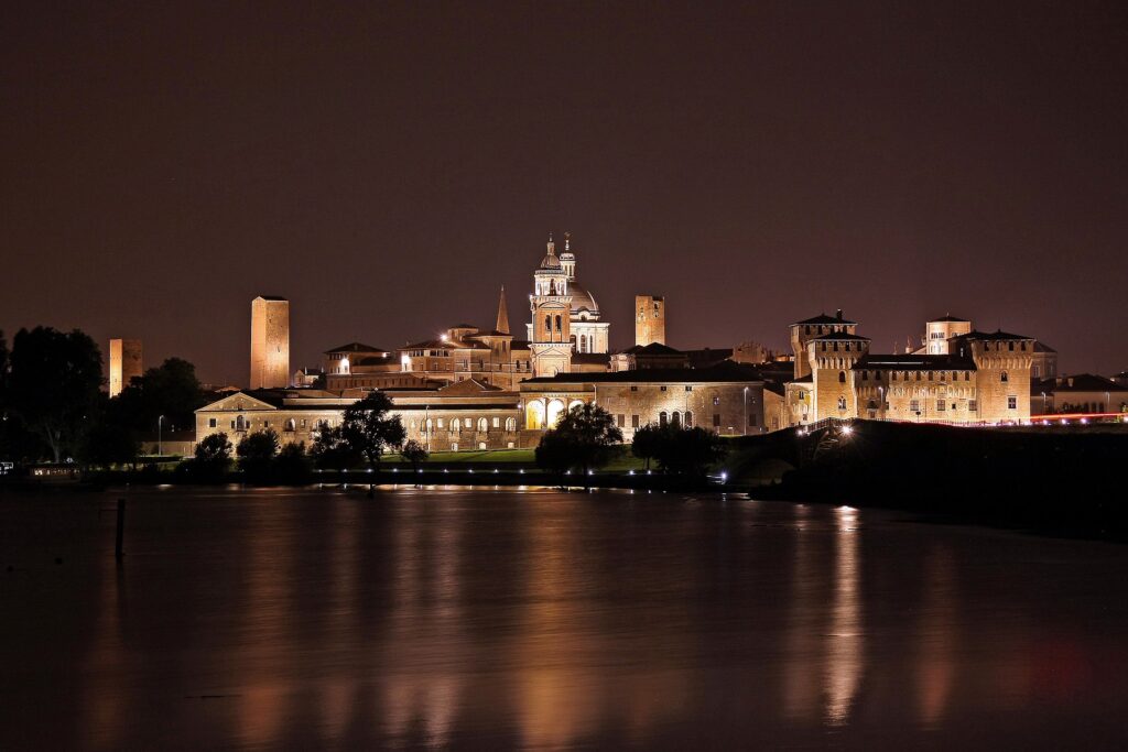 Mantova, veduta notturna dal lago di Mezzo