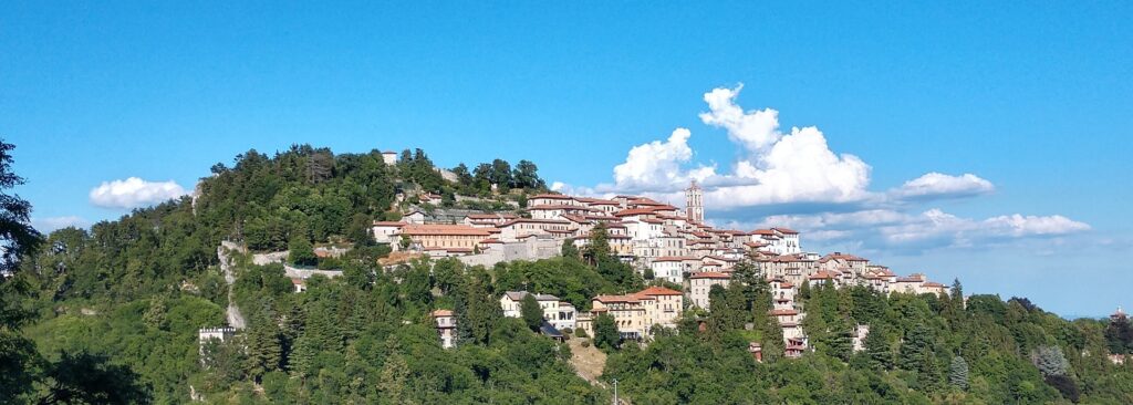 Varese, paese su lago
