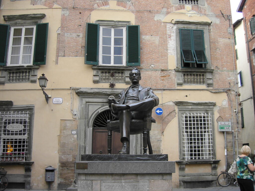 Lucca, la statua di Puccini 