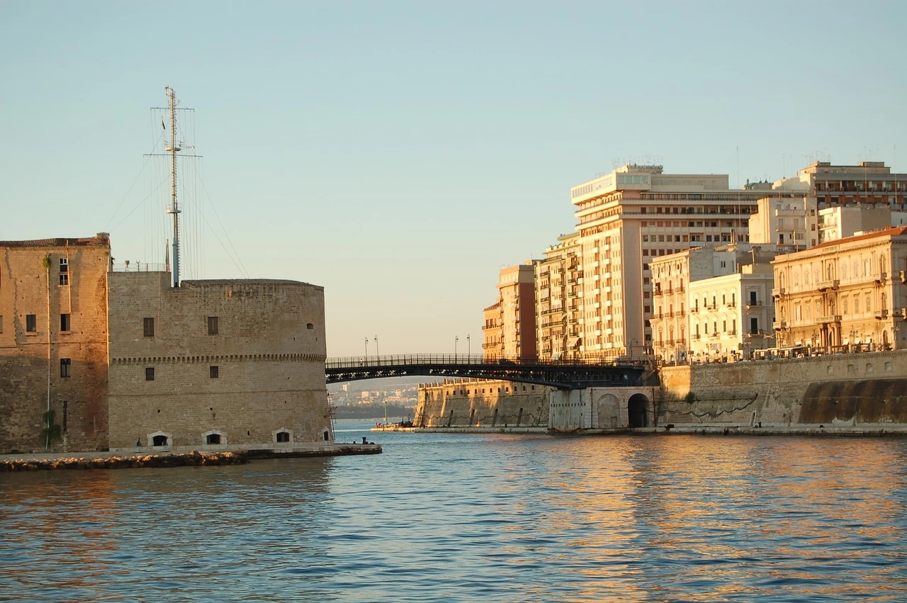 Taranto, canale navigabile